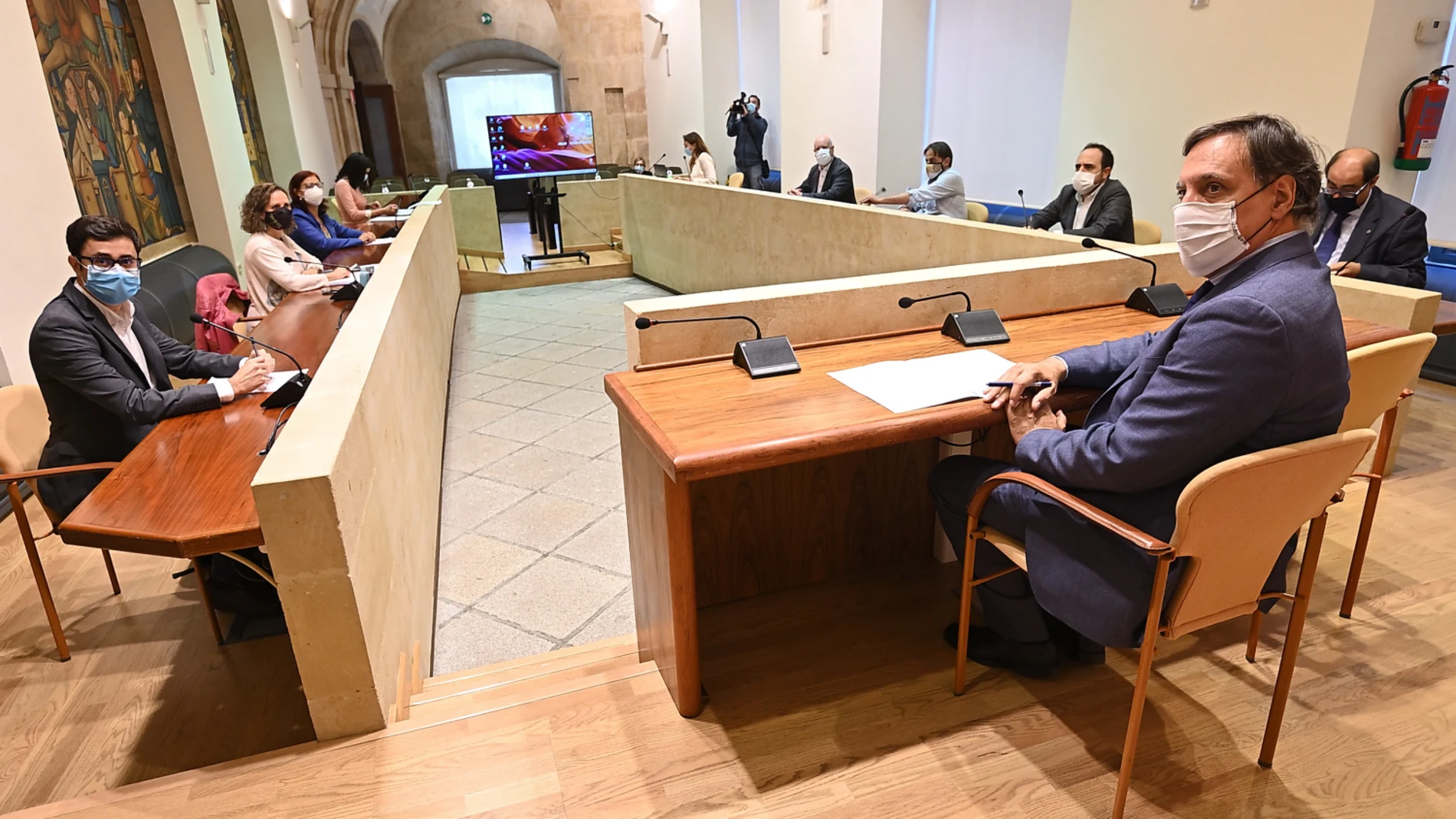 El alcalde de Salamanca, Carlos García Carbayo, preside la comisión de seguimiento del pacto para la reactivación de la ciudad