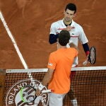 Novak Djokovic y Pablo Carreño se saludan tras su partido de cuartos de final de Roland Garros