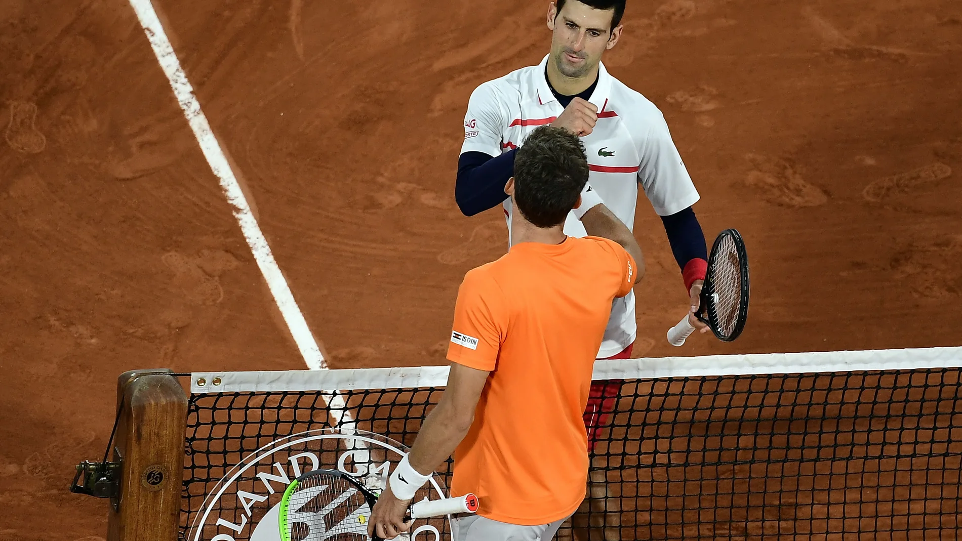 Novak Djokovic y Pablo Carreño se saludan tras su partido de cuartos de final de Roland Garros