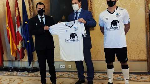 El director general del Salamanca CF UDS, Rafael Dueñas, el alcalde de la ciudad, Carlos García Carbayo, y el futbolista Antonio Amaro, en la presentación de la camiseta.EUROPA PRESS07/10/2020
