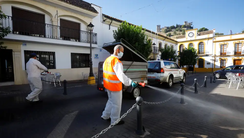 Operarios del Ayuntamiento de Almodóvar del Río (Córdoba) desinfectan las calles de este municipio