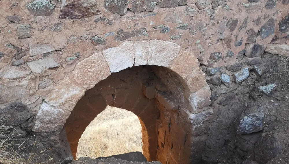 Por esta puerta escapó el mensajero que recorrió los 225 kilómetros que separaban a la fortaleza del ejército aragonés en Olmedo.