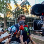 El alcalde de Madrid, José Luis Martínez-Almeida, ayer, ante los medios de comunicación