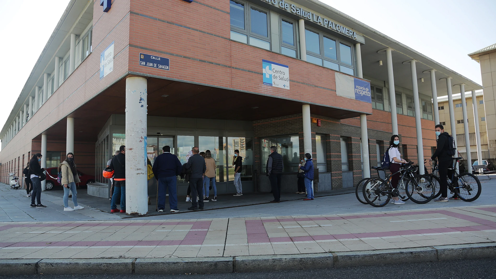 Varias personas esperan en una cola para entrar en el Centro de Salud La Palomera en León