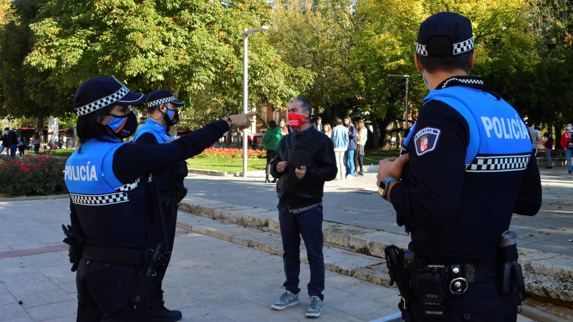 Agentes de la Policía Local de Palencia informan a los ciudadanos de las nuevas medidas restrictivas