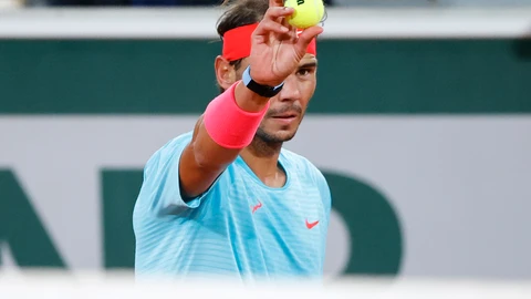 Rafa Nadal se dispone a sacar con bolas nuevas en un partido de esta edición