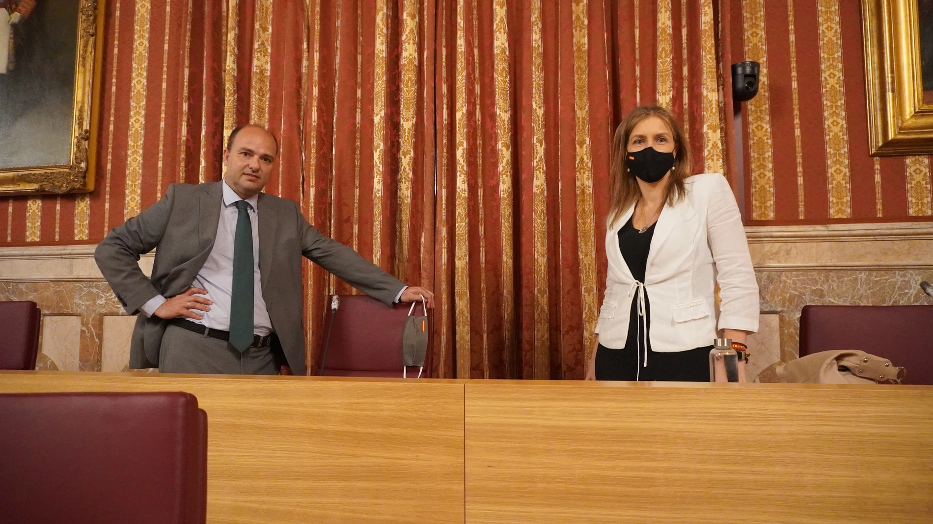 Gonzalo García de Polavieja, portavoz adjunto de Vox, junto a la presidenta del Grupo Municipal