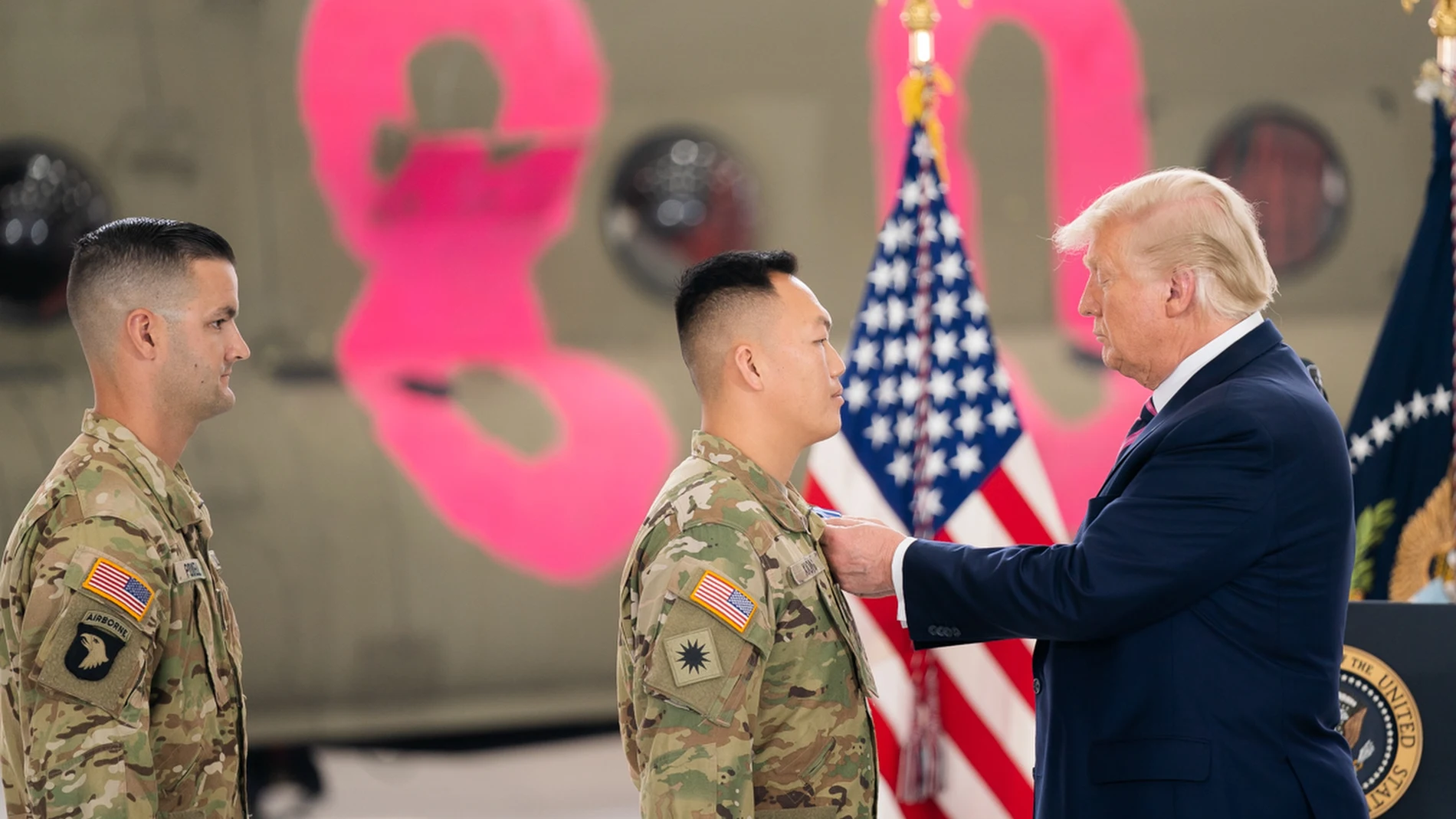 El presidente de Estados Unidos, Donald Trump, condecora a unos soldados en una base militar de California.08/10/2020
