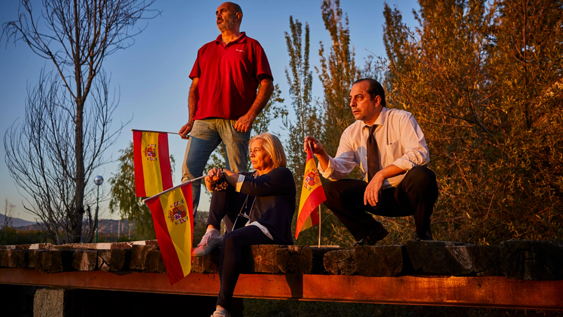 Miguel Frontera, Jesús García y Chon Domínguez posan para LA RAZÓN en el Parque de Roma, en Madrid, donde se realizó la primera "plantada" de banderas