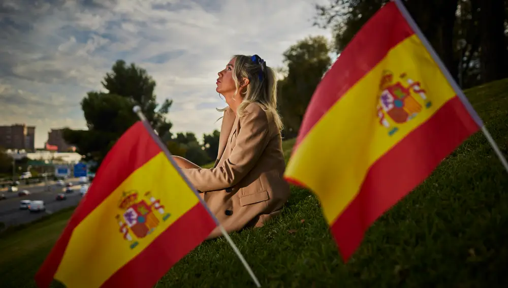 &quot;Soy una gran patriota, para mí es un honor participar en cualquier acto en defensa de España y los españoles. Nadie nos impedirá salir a la calle», Beatriz Auñón, 28 años, opositora