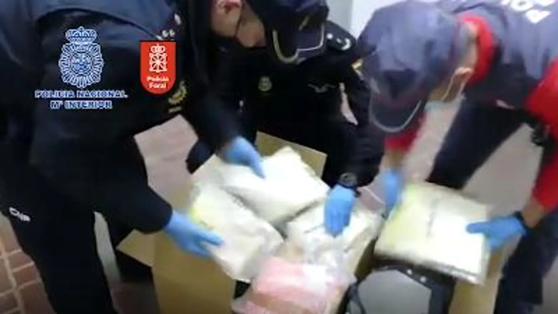 Imagen de varios agentes con la droga incautada