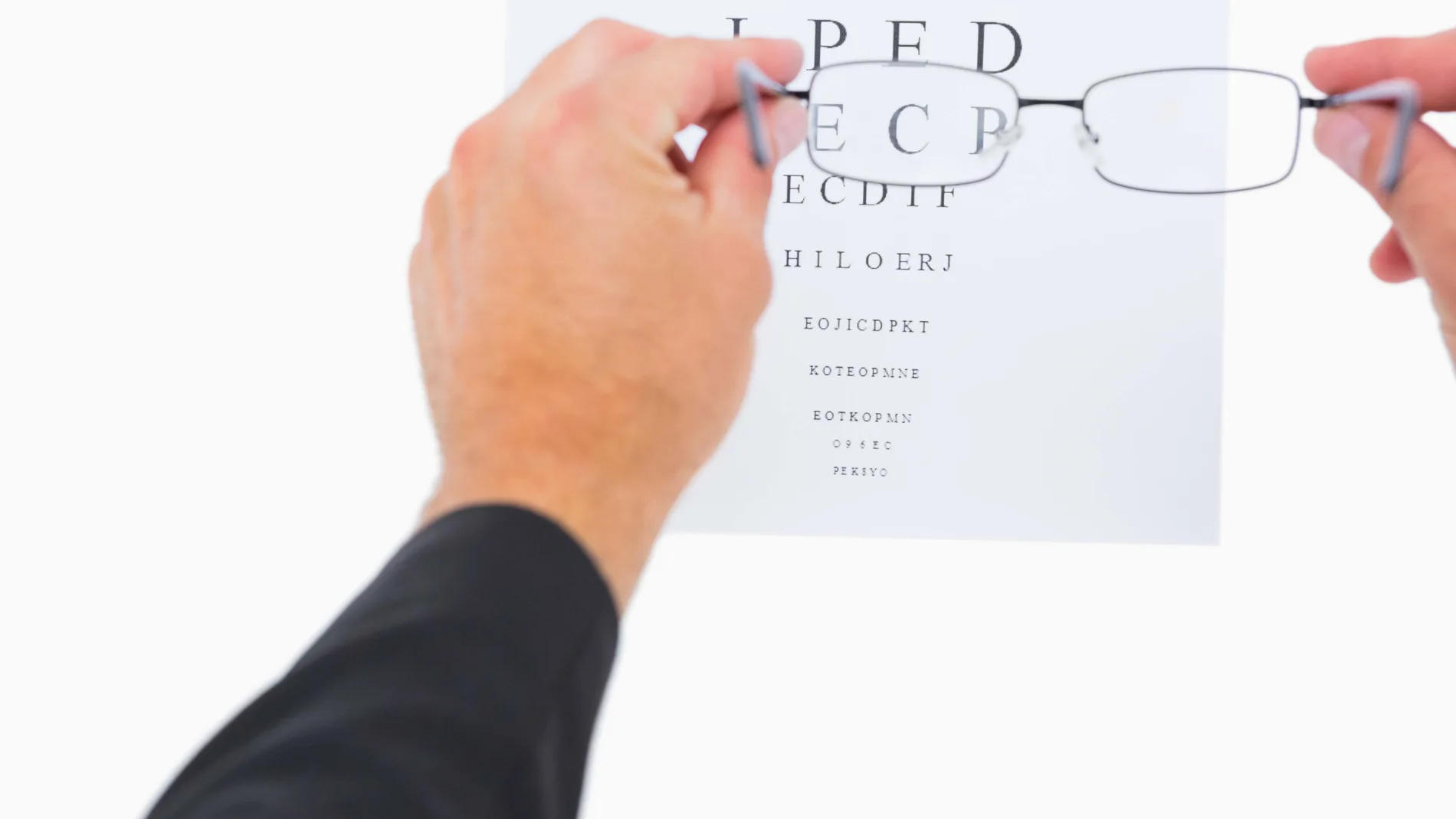 A través de un examen visual a tiempo, el óptico-optometrista puede determinar si alguien padece algún defecto refractivo