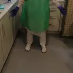 Enfermera vestidas con plásticos y bolsas de basura ante la falta de material médico para protegerse del coronavirus.