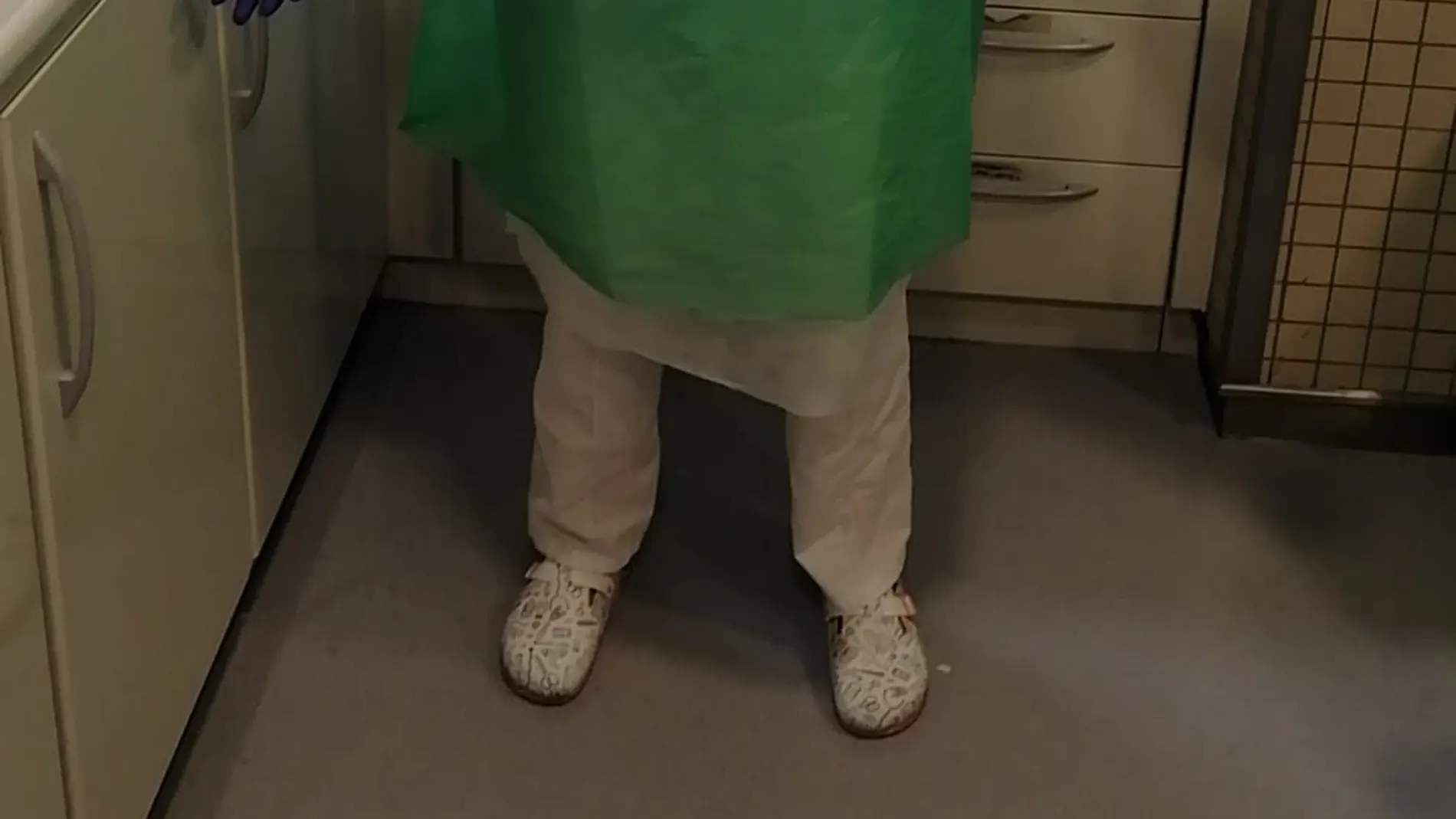 Enfermera vestidas con plásticos y bolsas de basura ante la falta de material médico para protegerse del coronavirus.