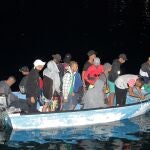 Inmigrantes llegan en un barco a Lampedusa en una imagen de archivo de 2020