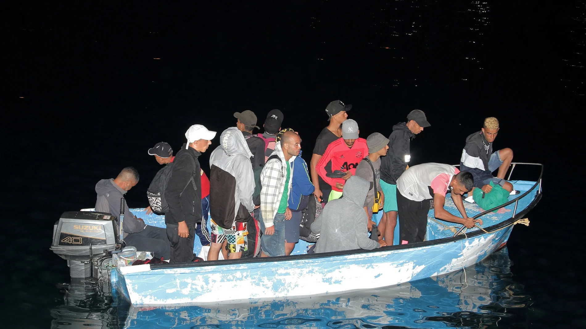 Inmigrantes llegan en un barco a Lampedusa en una imagen de archivo de 2020