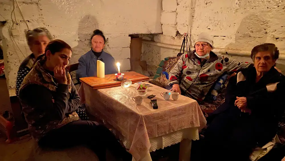 Varias mujeres preparan comida en su refugio subterráneo en la capital de Nagorno Karabaj, Stepanakert, este jueves, tras una noche de bombardeos