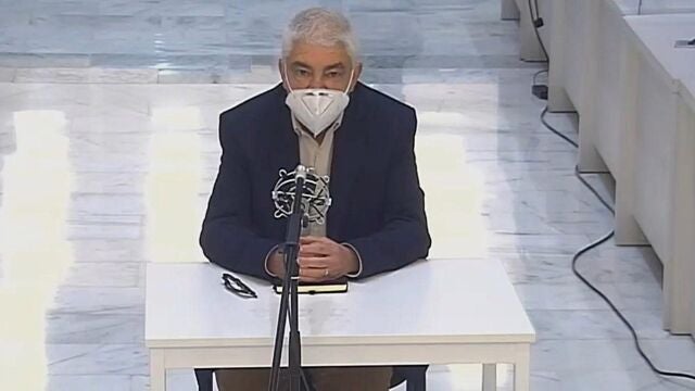 El etarra arrepentido José Miguel Latasa, durante el juicio por el asesinato de dos guardias civiles en Arechavaleta en 1986