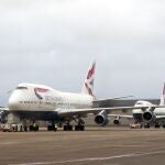 Los dos últimos Boeing 747 de Bristish Airways alineados sobre la pista del aeropuerto de Heathrow