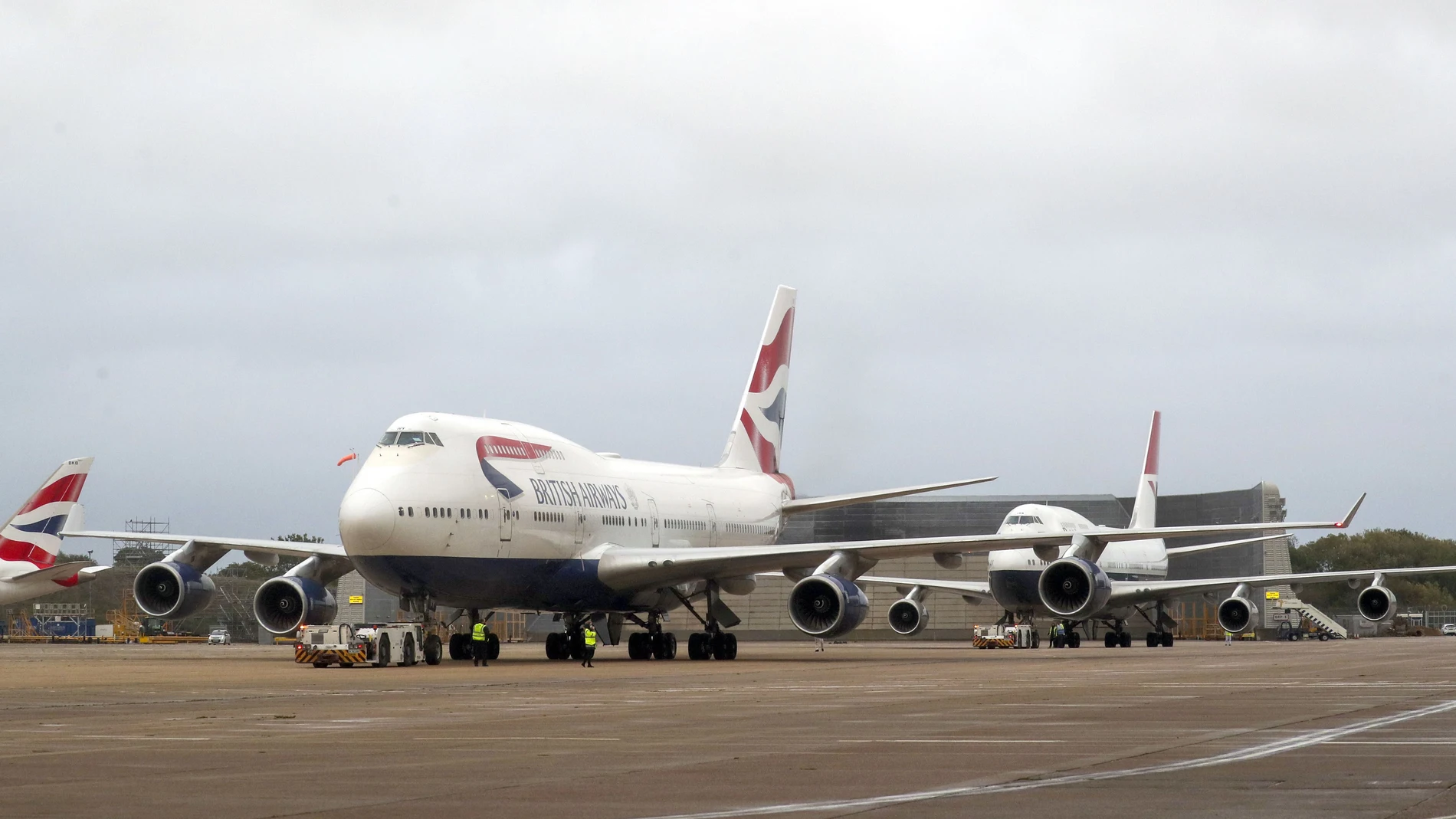 Los dos últimos Boeing 747 de Bristish Airways alineados sobre la pista del aeropuerto de Heathrow