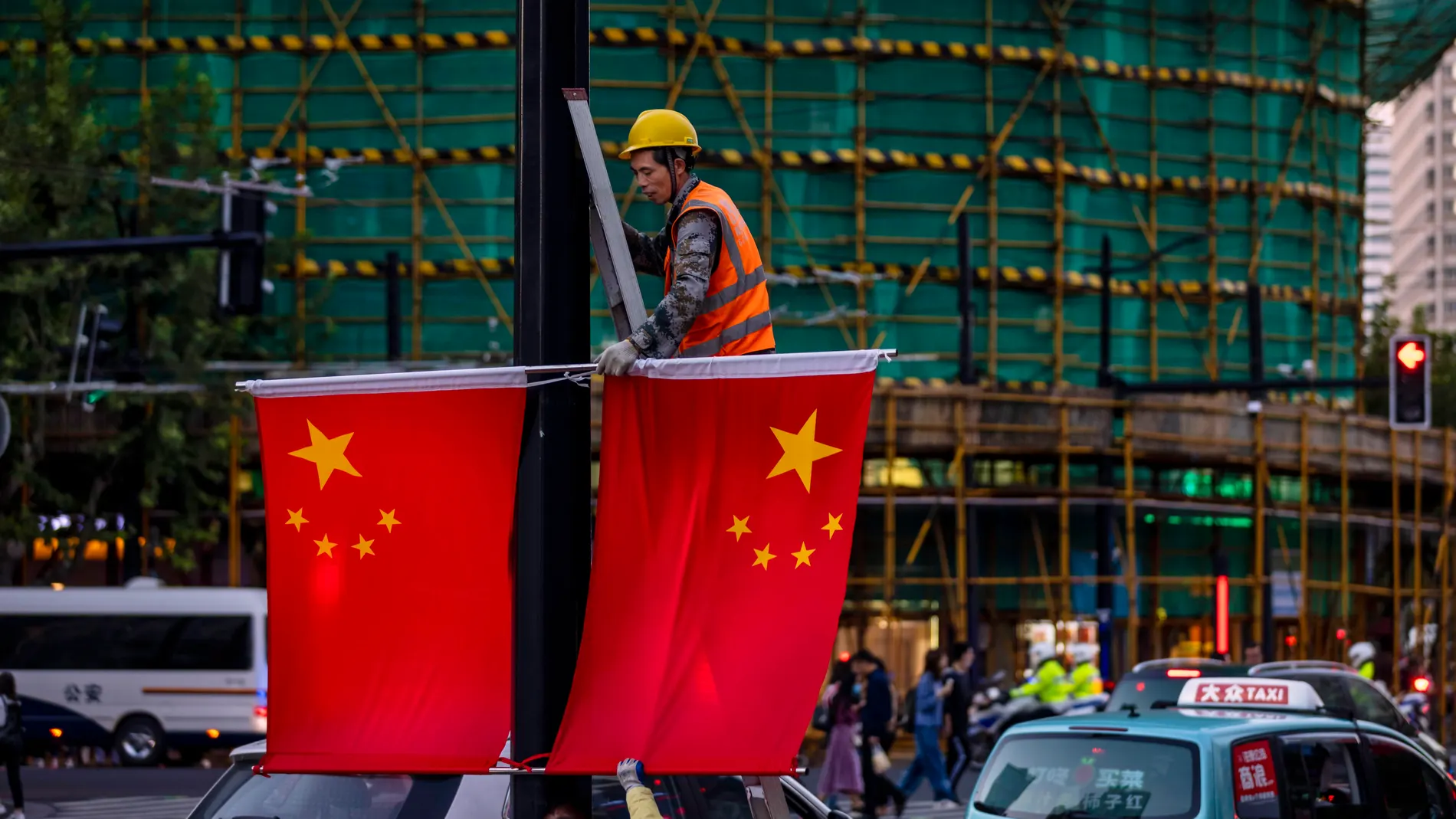 Un operario en Shanghai