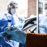 Una enfermera realiza un test de coronavirus