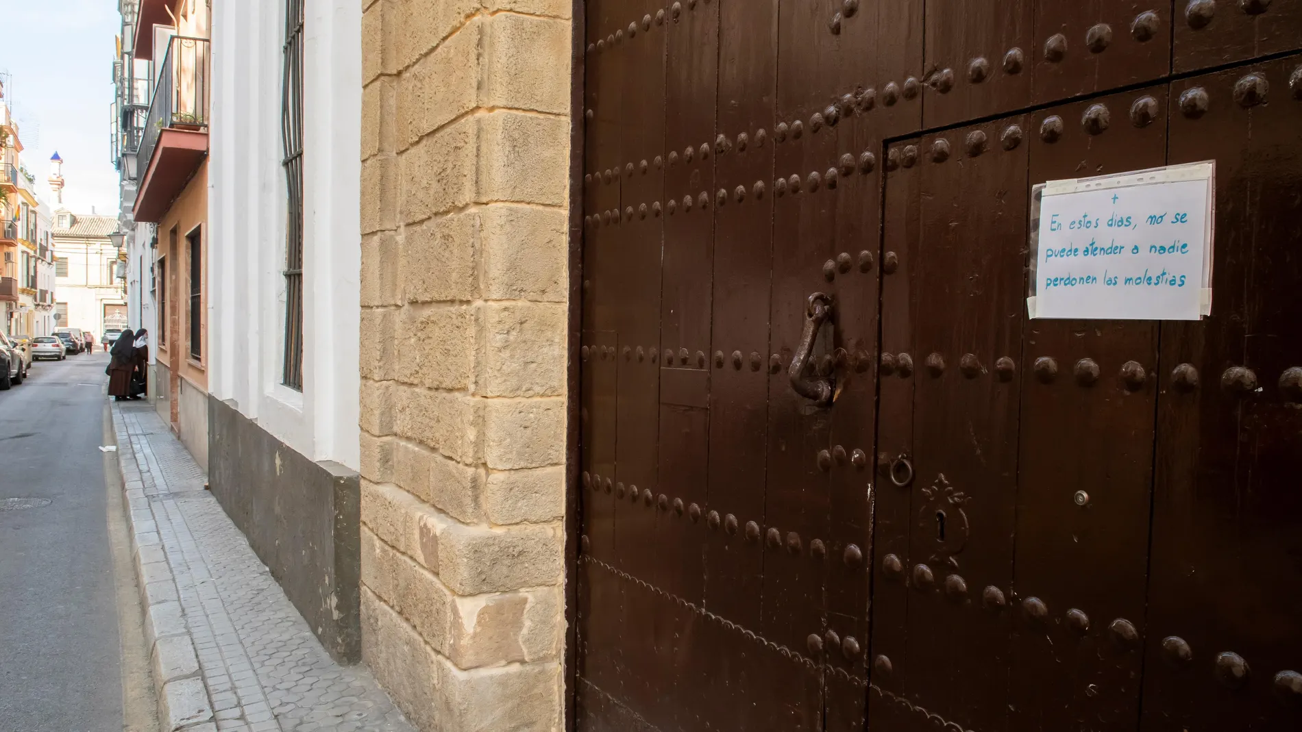 Puerta del convento de las Hermanas de la Cruz de Sevilla situado en la calle Santa Ángela de la Cruz