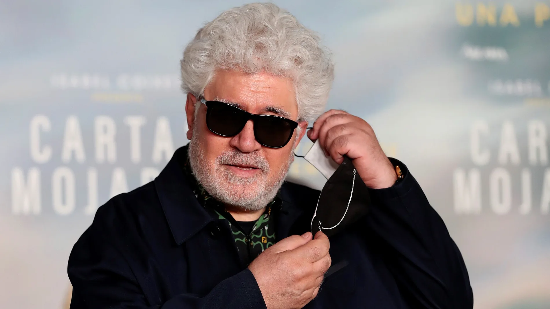 GRAF7256. MADRID, 08/10/2020.- El director Pedro Almodóvar posa a su llegada a la presentación del documental Cartas mojadas, este jueves en Madrid. EFE/ Kiko Huesca