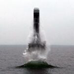 Un misil norcoreano lanzado desde un submarino en una foto de archivo