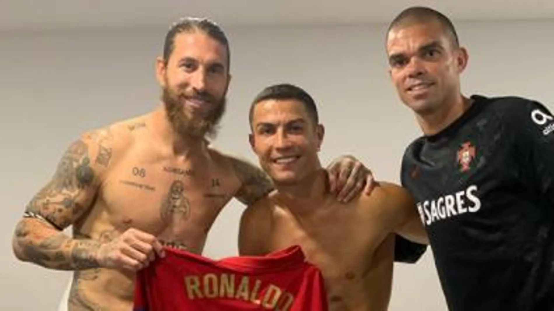 Sergio Ramos, Cristiano Ronaldo y Pepe, en el vestuario luso