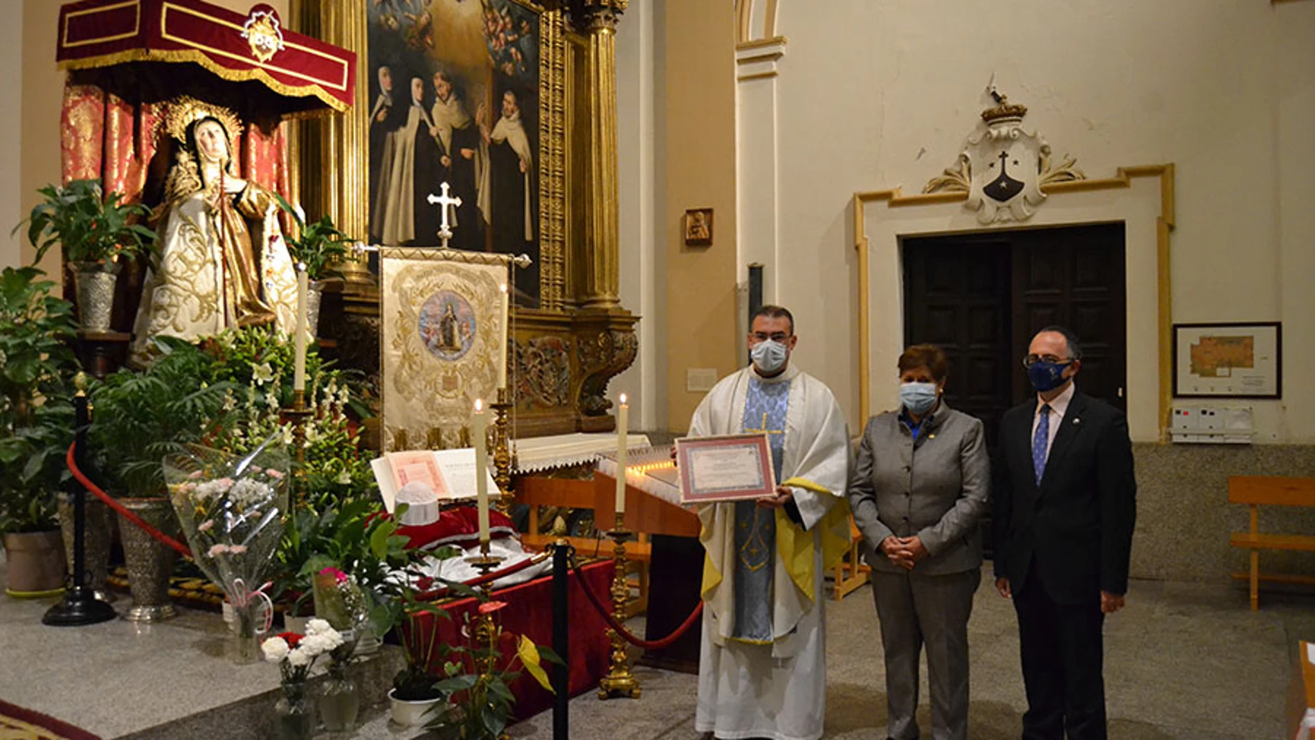 La rectora Mª del Rosario Sáez Yuguero, en representación de la UCAV, hace entrega de este reconocimiento al Prior del Convento de Carmelitas de la Casa Natal de Santa Teresa, el Padre David Jiménez