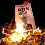 Varias personas quemaron ayer retratos del Rey en una movilización de la ANC la víspera de la visita de Felipe VI a Barcelona