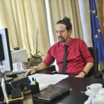 Pablo Igelsias ayer en un encuentro telemático con el Presidente del Gobierno