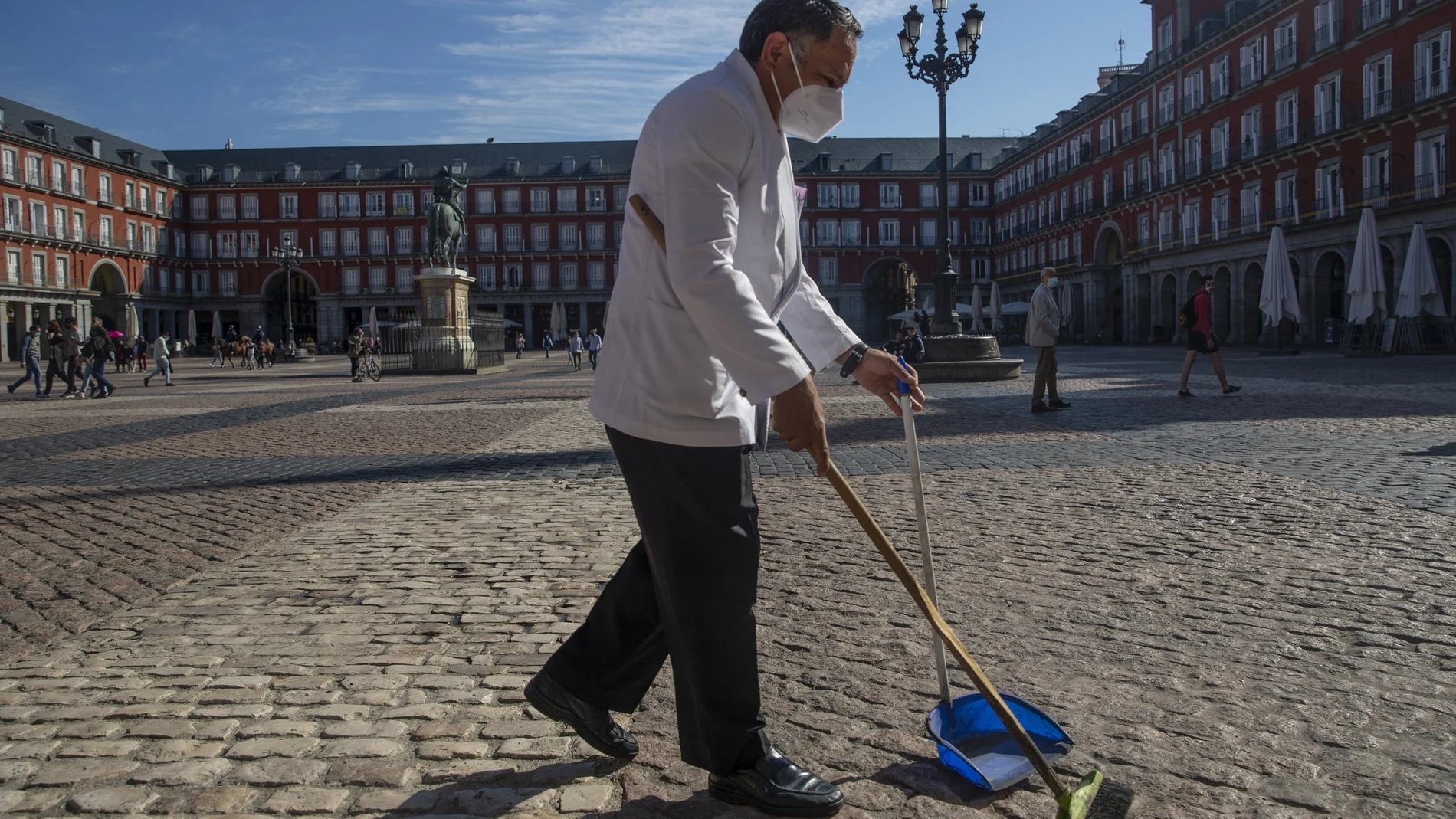 La Plaza Mayor vacía de turistas y con los negocios muy preocupados por la bajada de clientela y facturación.