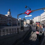 Transeúntes pasean por las inmediaciones del metro de Sol, en Madrid (España), 9 de octubre de 2020