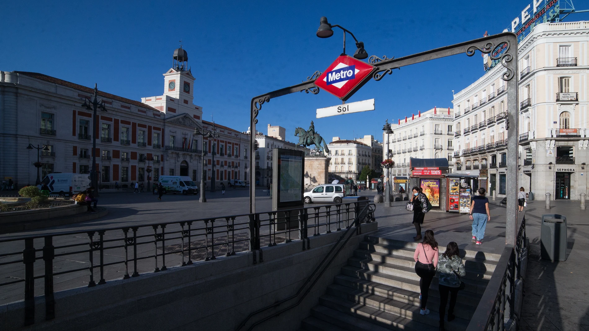 Transeúntes pasean por las inmediaciones del metro de Sol, en Madrid (España), 9 de octubre de 2020