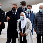 El presidente francés, Emmanuel Macron y el ministro de Exteriores, Jean-Yves Le Drian, dan la bienvenida a Sophie Petronin