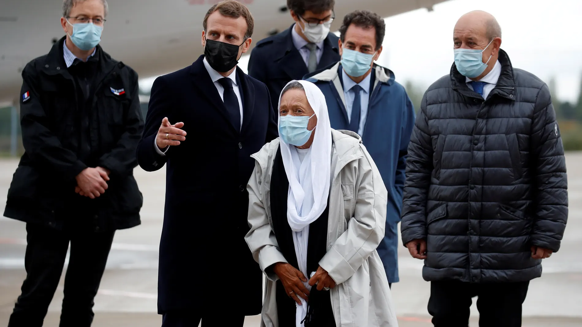 El presidente francés, Emmanuel Macron y el ministro de Exteriores, Jean-Yves Le Drian, dan la bienvenida a Sophie Petronin