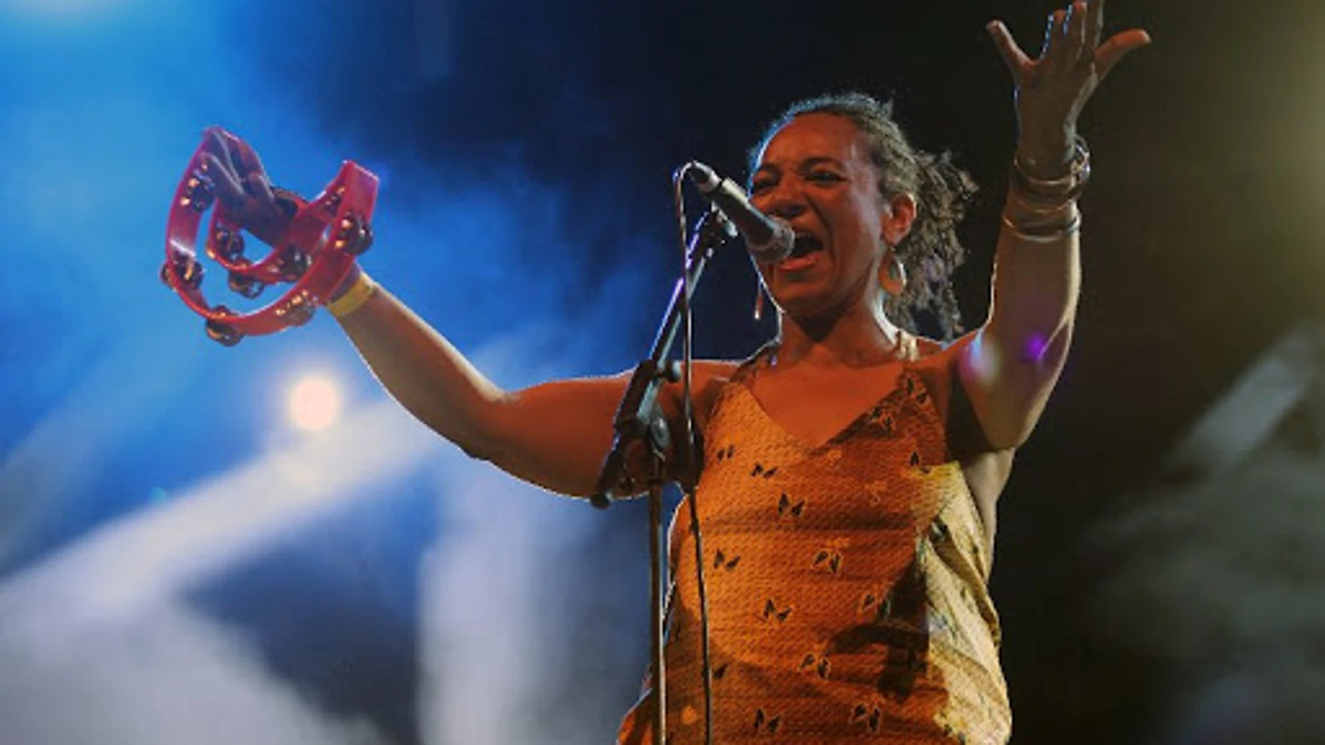 La potente voz de Mayka Edjolé abre el Festival de Blues de Béjar acompañando a la banda de Marcos Coll