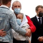 Sophie Petronin se abraza a su familia delante del presidente francés, Emmanuel Macron