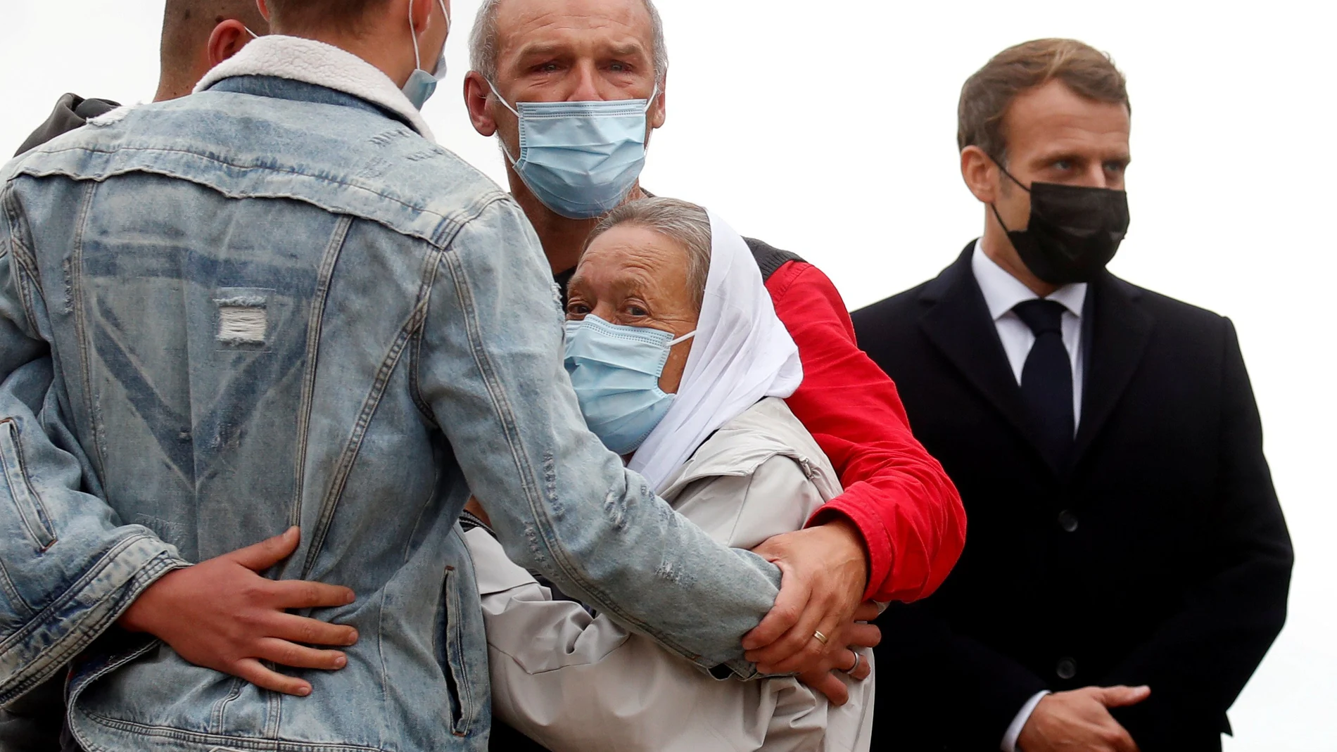 Sophie Petronin se abraza a su familia delante del presidente francés, Emmanuel Macron