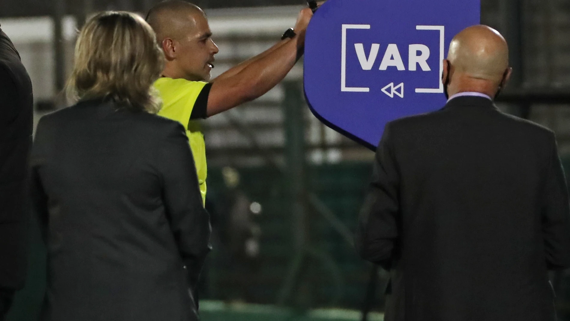 Eber Aquino revisa en el VAR la acción que terminó en penalti a favor de Uruguay.