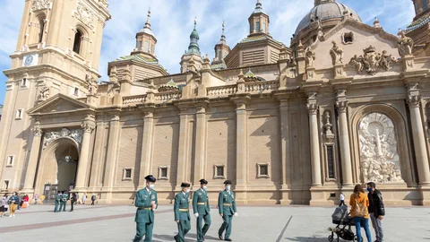 GRAF7791. ZARAGOZA, 09/10/2020.- Miembros de la Guardia Civil, que por vez primera no realizar actos públicos con motivo de la celebración de su patrona, la Virgen de El Pilar, a su salida de misa en la basílica catedral de El Pilar, el pasado viernes.