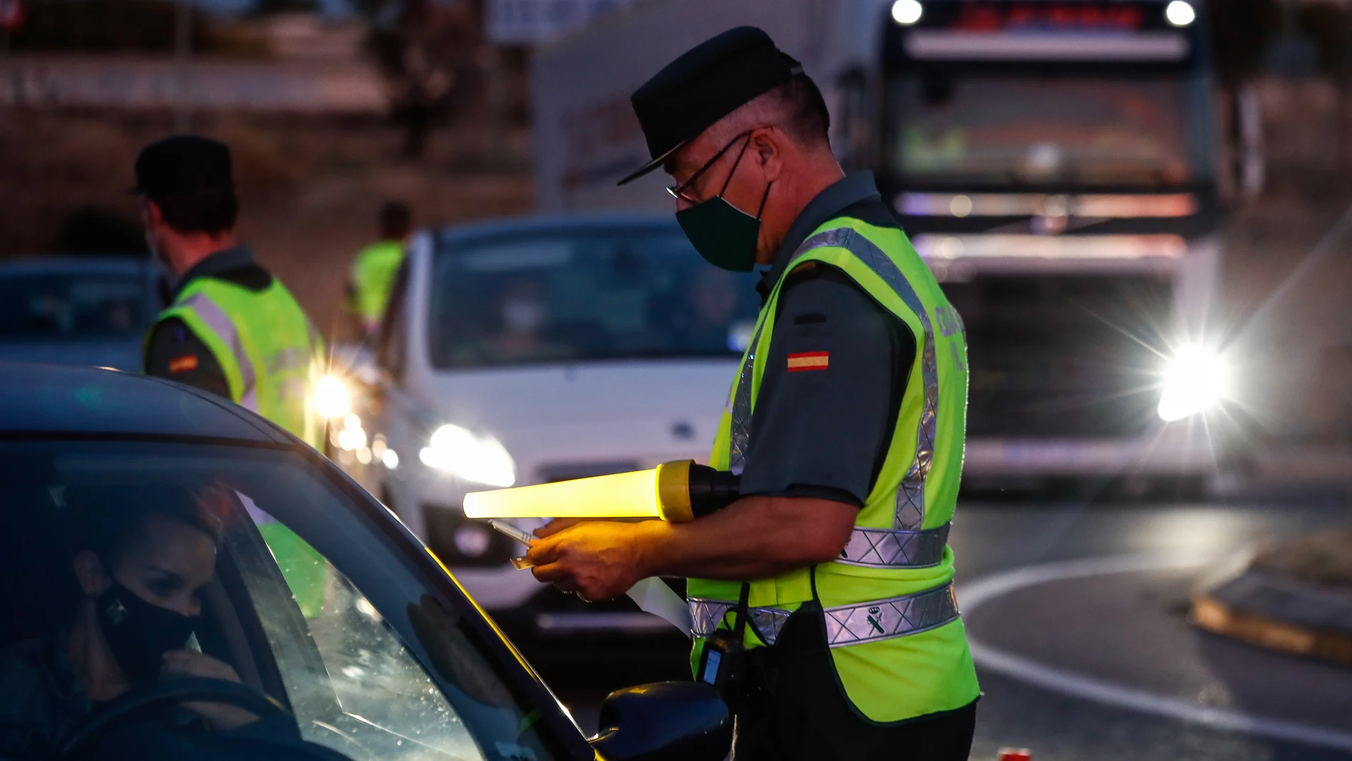 Agentes de Guardia Civil realizan un control en la carretera A-4, en Madrid.