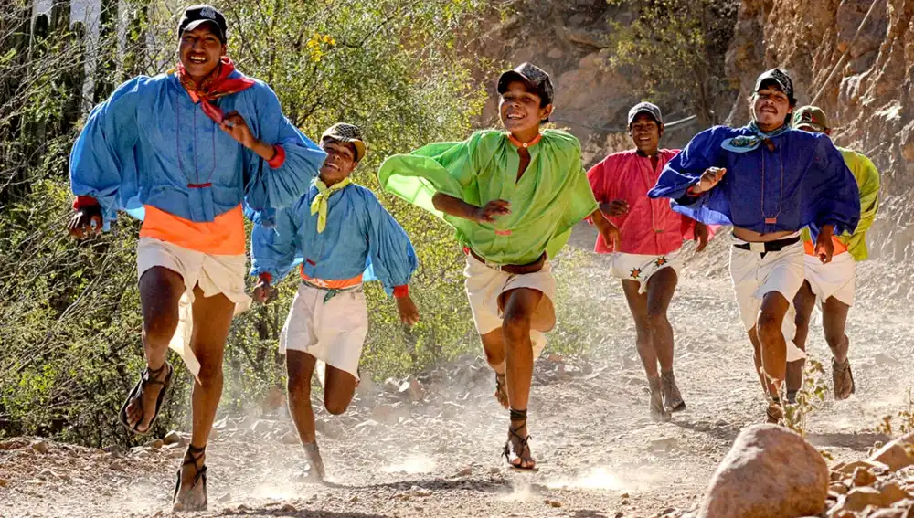 Corredores tarahumara en la película Nacidos para correr.