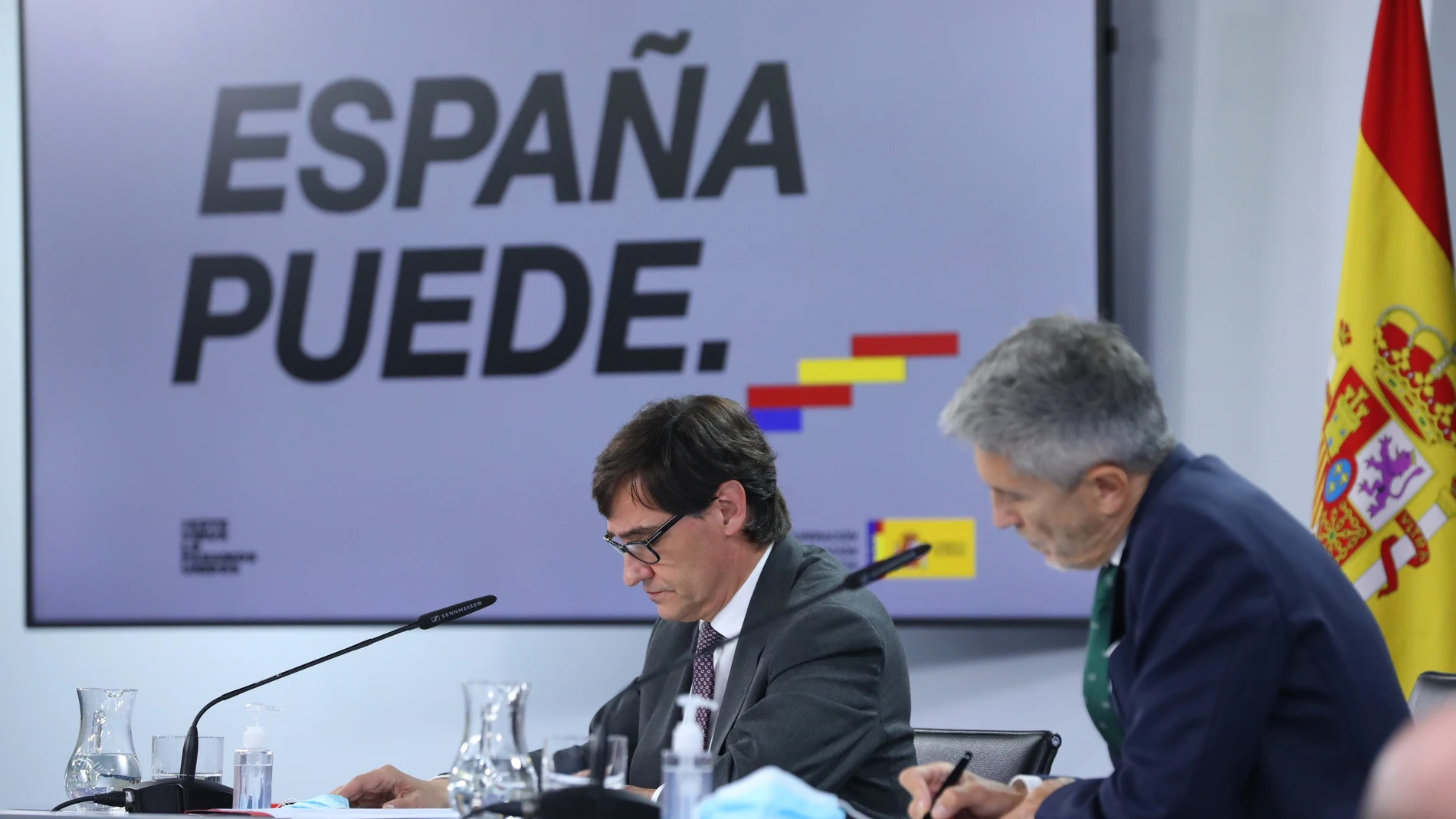 El ministro de Sanidad, Salvador Illa y el ministro de Interior, Fernando Grande-Marlaska, tras el Consejo de Ministros extraordinario celebrado en Moncloa para decretar el estado de alarma en Madrid (España), celebrado el 9 de octubre de 2020.