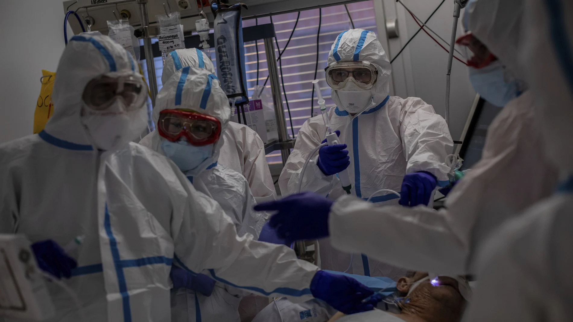 Sanitarios atienden a un paciente de Covid-19 en la UCI del Hospital Severo Ochoa de Leganés