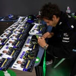 Valentino Rossi firma fotos suyas en la previa del Gran Premio de Francia en Le Mans