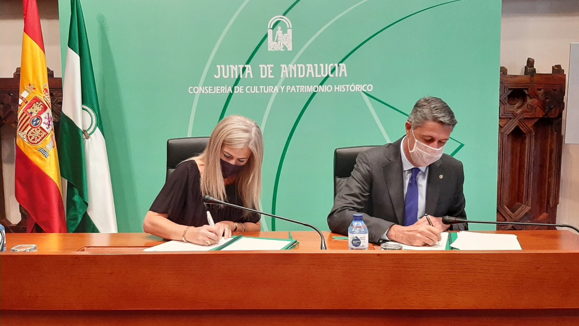 La consejera de Cultura y Patrimonio Histórico, Patricia del Pozo, y el alcalde de Badalona, Xavier García Albiol, hoy en la firma del protocolo