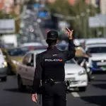 Policía Nacional y Guardia Civil despliegan controles para vigilar el cumplimiento de las restricciones a la movilidad impuestas por el estado de alarma que decretará el Gobierno, este viernes en Madrid.